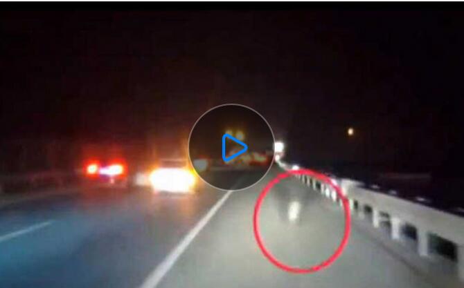 女司機高速上掉了輪胎 四輪車變三輪車照樣開