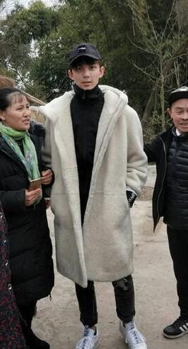 明星回鄉過年生活：吳磊被鄉親圍堵 李冰冰現身菜市場諾一磕頭拜年