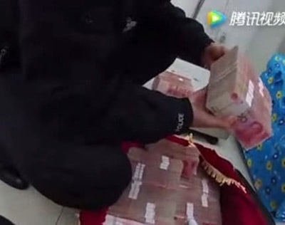 江蘇一男子扛144萬現金坐火車 神情緊張驚動民警【視頻】