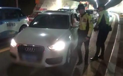 深圳女司機半夜駕車驚呆交警：車輪只剩鋼圈還在開