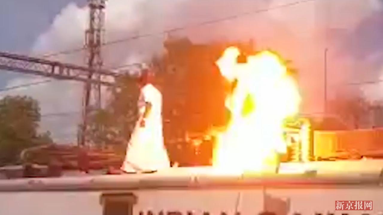 男子爬上火車頂碰到高壓線 瞬間燃燒成火球現場視頻