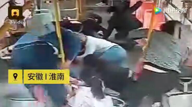 公交車遭貨車追尾 20多名乘客被撞瞬間飛起【視頻】
