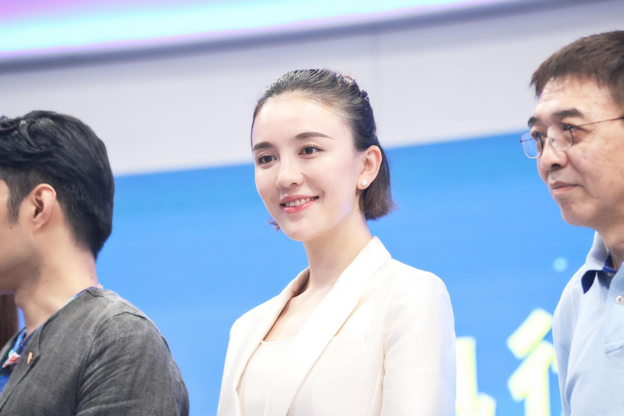 《執(zhí)行利劍》開播 呂佳容白色西裝短發(fā)造型上臺(tái)盡顯清爽干練
