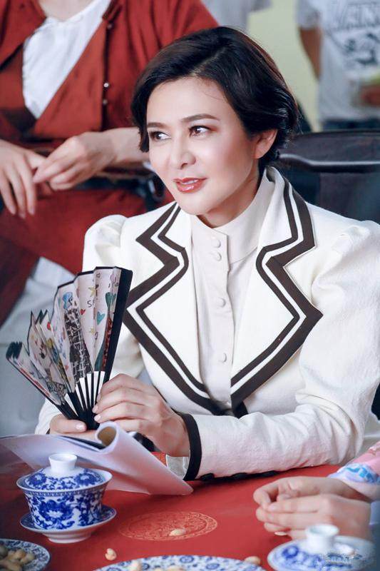 關(guān)之琳這樣穿美的不像話，網(wǎng)友：55歲穿成這樣一點兒也不過分！