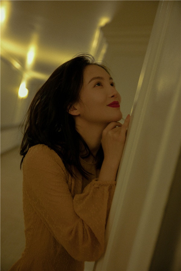金晨復古寫真光影交疊 紅唇烏發視覺沖擊強烈