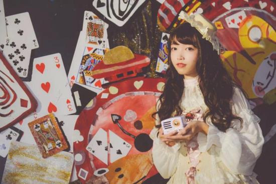 打卡深圳愛麗絲展 | Lolita少女與貓王收音機(jī)一同掉進(jìn)了兔子洞