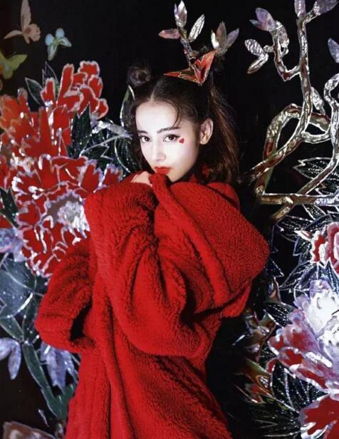 娛樂(lè)圈大型撞衫現(xiàn)場(chǎng)！楊超越少女代表，卻被熱巴“紅色警告”？