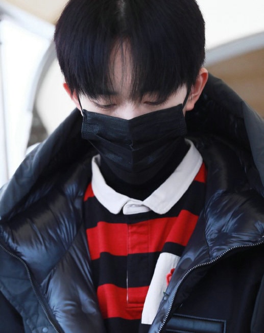 男生黑色羽絨服這么搭才好看 易烊千璽機場照黑色羽絨服盡顯時尚帥氣