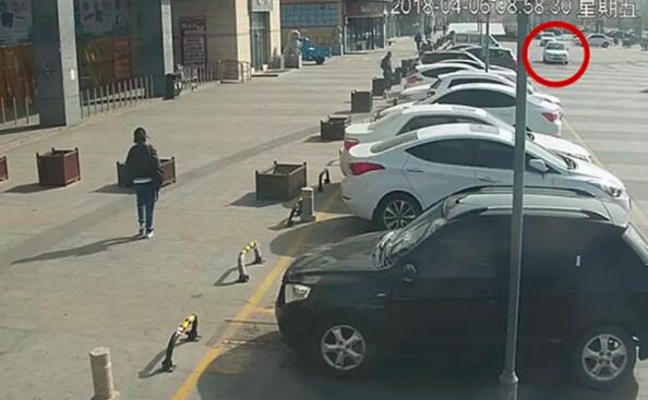 司機丟車后報警查看監(jiān)控傻眼 原來汽車被風(fēng)吹走