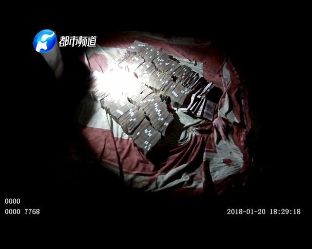 河南蒙面壯漢偷售樓部撬出500萬 紅彤彤一片被嚇癱嫌太重只偷一半