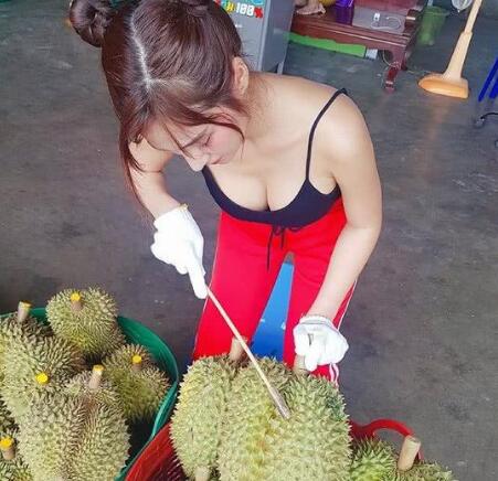“榴蓮西施”身材火辣爆紅網絡引關注 大學畢業后當上地方種植產業代言人