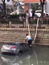女司機囧事：老婆倒車時油門踩猛了 載著丈夫直接沖進河里