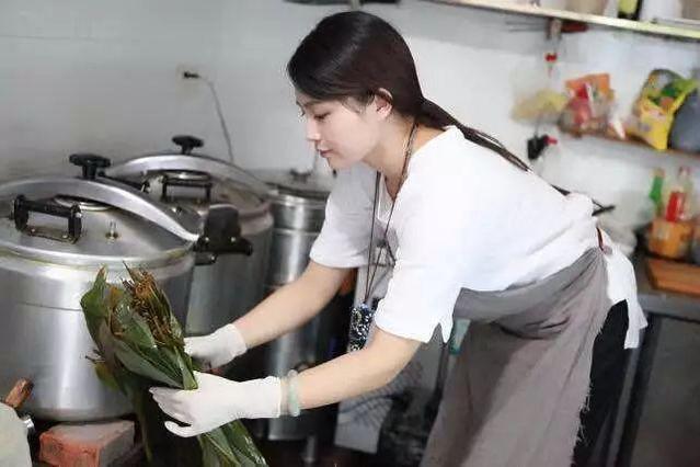 90后“粽子西施”朱柳青1天能包3000個粽子 靠賣粽子買房買車最想讀大學