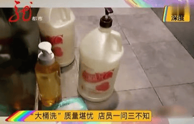 記者暗訪理發(fā)師戴手套洗頭內幕曝光:不敢用手碰+皮膚會裂開