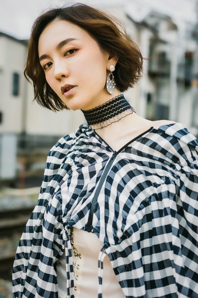《執行利劍》女法官左琳演員呂佳容曝夏日街頭私服大片 灰色格子上衣搭配高腰短裙時尚又吸睛