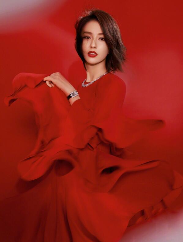 這是什么仙女？佟麗婭登雜志風情萬種，難怪敢稱“老娘天下最美”