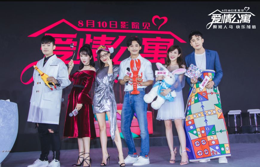 愛情公寓拍完電影還拍電視劇，“小姨媽”的吊帶裙才是亮點！
