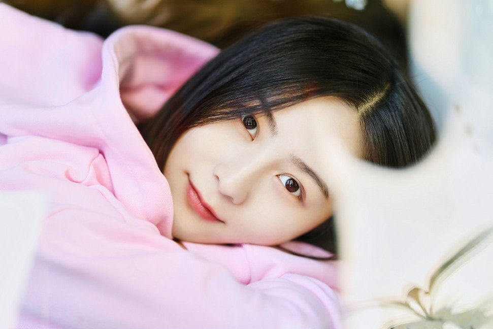 張維娜曝光粉色系衛衣寫真大片  “素顏妝”甜美可人