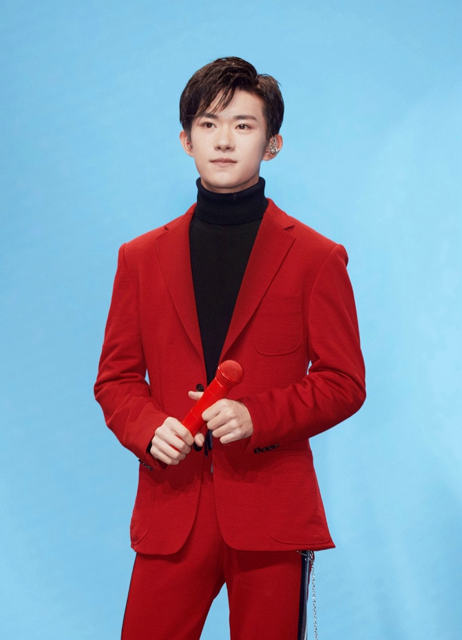 易烊千璽經典紅黑搭配