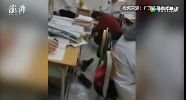 廣東佛山一學生上課玩手機拒交被老師直接按倒視頻
