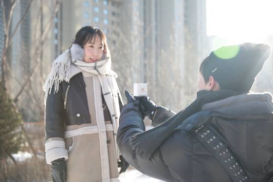 校園求婚走心了：DR鉆戒花3小時藏雪里，差點丟了！