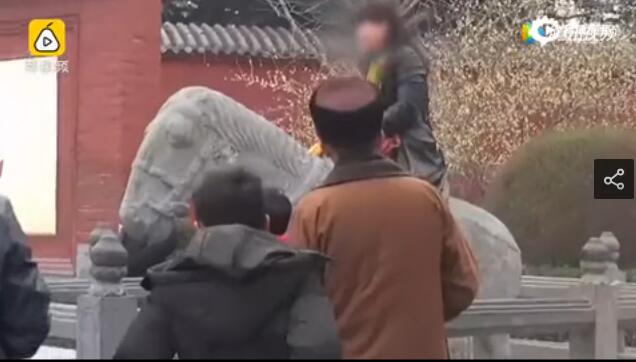 女游客白馬寺游玩騎千年石馬視頻 僧人看不下去呵斥制止