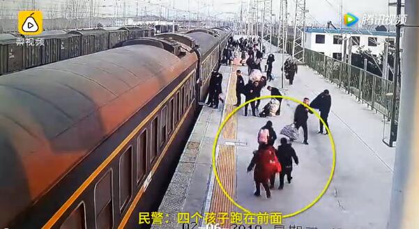 河南內鄉一對父母趕火車 4個娃全部被遺忘在站臺上(現場)