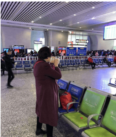 女版王寶強！大媽帶5斤米酒上火車遭拒 當場豪飲半桶