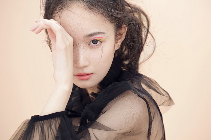 張垚曝復(fù)古黑白紗裙暖春寫(xiě)真 跳躍系眼妝凸顯清甜少女調(diào)