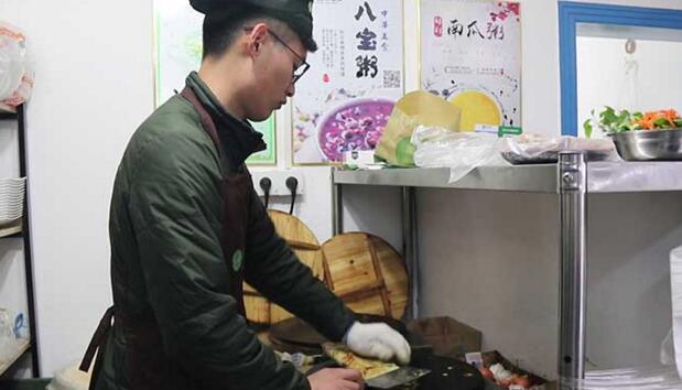大學畢業生賣煎餅月入13萬 欲打造高校“煎餅聯盟”