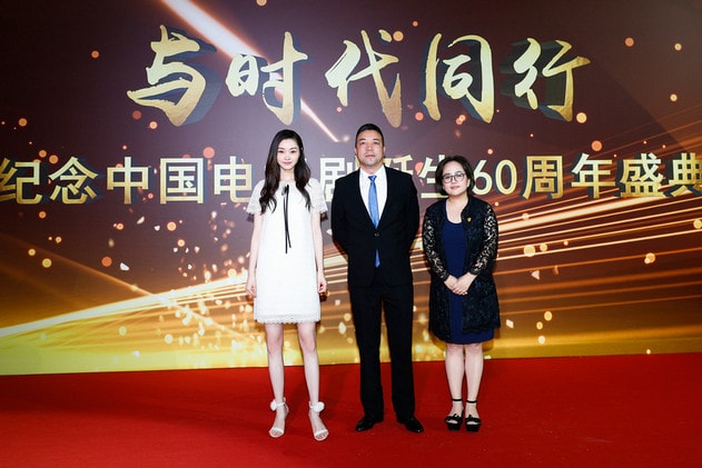 宋軼純白連衣裙亮相活動蕾絲蝴蝶結吸睛 《創業時代》等新作將播