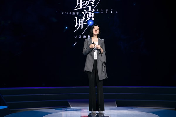 穿西裝的妹紙果然氣質！余男著灰色西裝上臺首次演講談成長故事