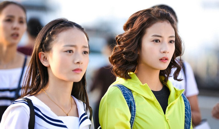 《重返20歲》熱播 項(xiàng)欣然演員張雅欽短卷發(fā)、各種短裙、帽衫造型少女力十足
