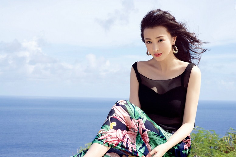 海邊旅行度假穿什么合適 看《扶搖》璇璣國女王林靜夏日海邊度假撩人風(fēng)格搭配