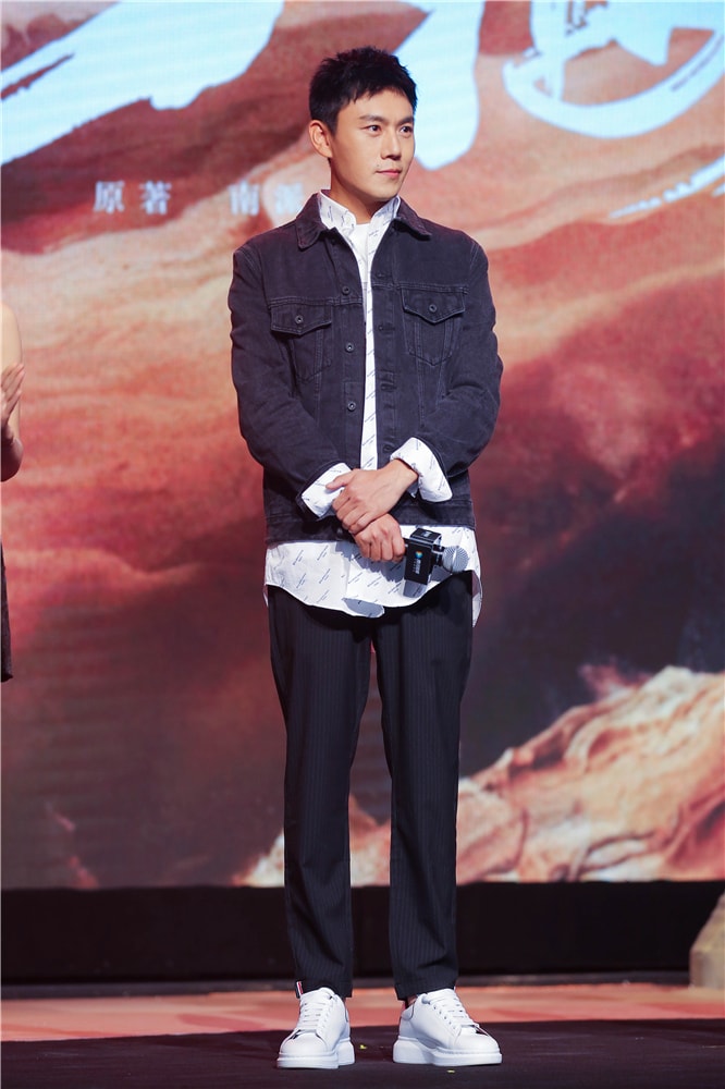 秦昊多層次搭配風格現(xiàn)身《沙海》開播活動 與吳磊是男男cp默契十足