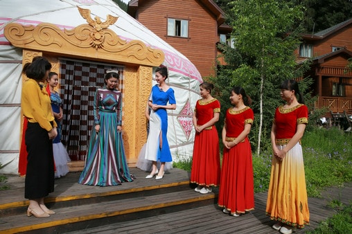 《我們結(jié)婚吧》今晚21:18北京衛(wèi)視播出 斕曦穿當(dāng)?shù)匦愫谭d歌載舞