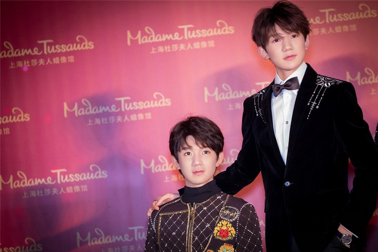 TFBOYS-王源現身上海杜莎夫人蠟像館揭幕 黑色西裝搭配白襯衫少年紳士風度偏偏