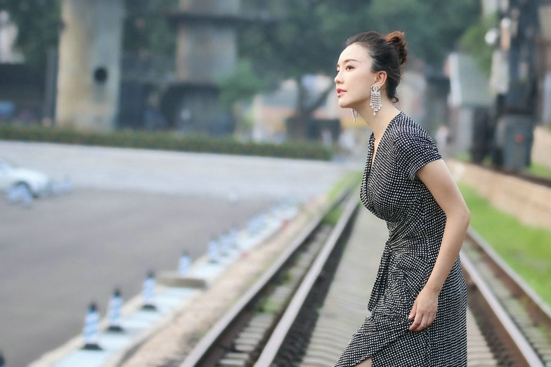 呂佳容曝俏皮時尚街拍 質感灰格紋長裙一展曼妙“楊柳腰”