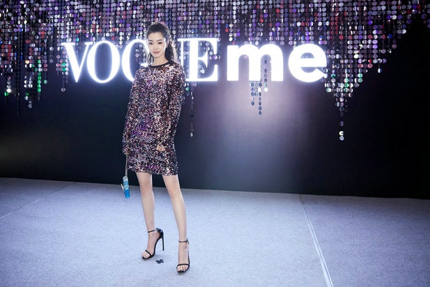 宋軼“朋克”亮片裙現身VOGUE me活動 整體造型簡約大方不失摩登感