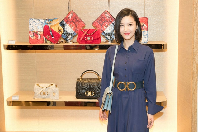 深藍軟綢風衣裙穿搭還看楊子姍 短發齊肩演繹意式復古