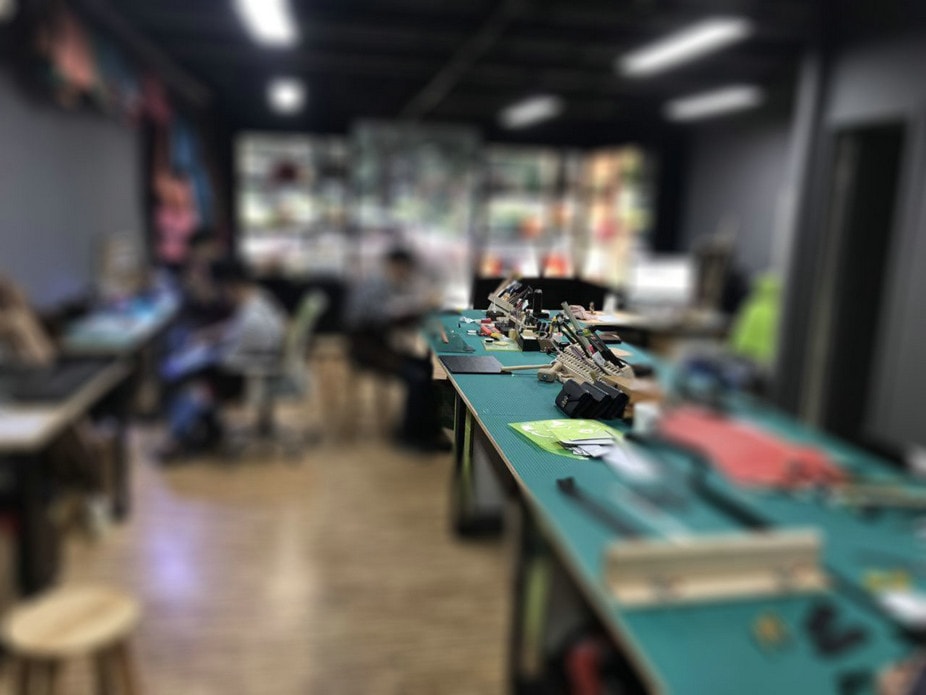 暗訪奢侈品手工訂制工作室，愛馬仕原廠鱷魚皮擺滿倉庫