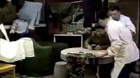 炊事班的故事：全班人在給小毛洗衣物，卻不想遇到雷陣雨，曬不干