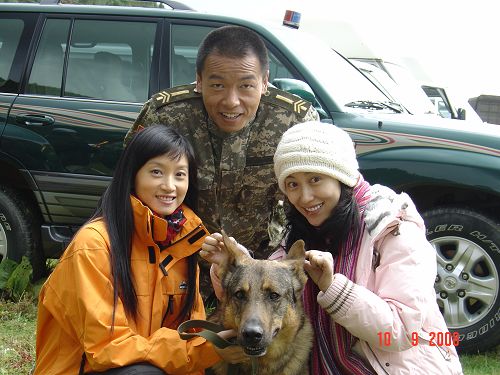 電視劇《兵峰》拍攝花絮照之主創(chuàng)與神龍