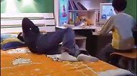 白襪男孩床上掙扎