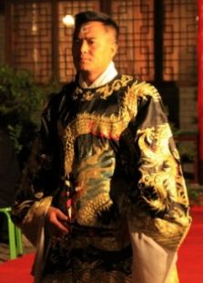 花開白草畔