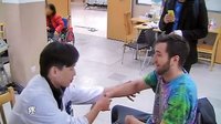 【王醫生，我愿意為你骨折】在電視劇《歡樂頌》中飾演高顏值骨科醫生的王凱帥出一臉血