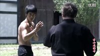 李小龍生前在美國從未敗過，也不接受任何在影片中被打敗的角色，可他死后，后人拍的李小龍傳記卻幫李小龍敗了！