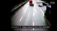 真正的滅頂之災，小汽車一個不留神車頂被掀飛
