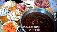 三九寒天的東北農村，一家人在熱炕頭上吃火鍋，看他們吃的我好饞