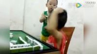 一個熊孩子拿著麻將使勁敲哥哥頭。哥哥忍疼展示出了他溫柔的一面_標清